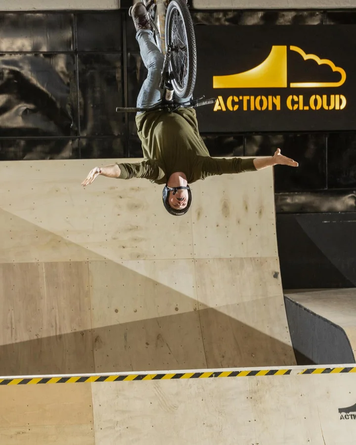 Backflip pe rampa Action Cloud