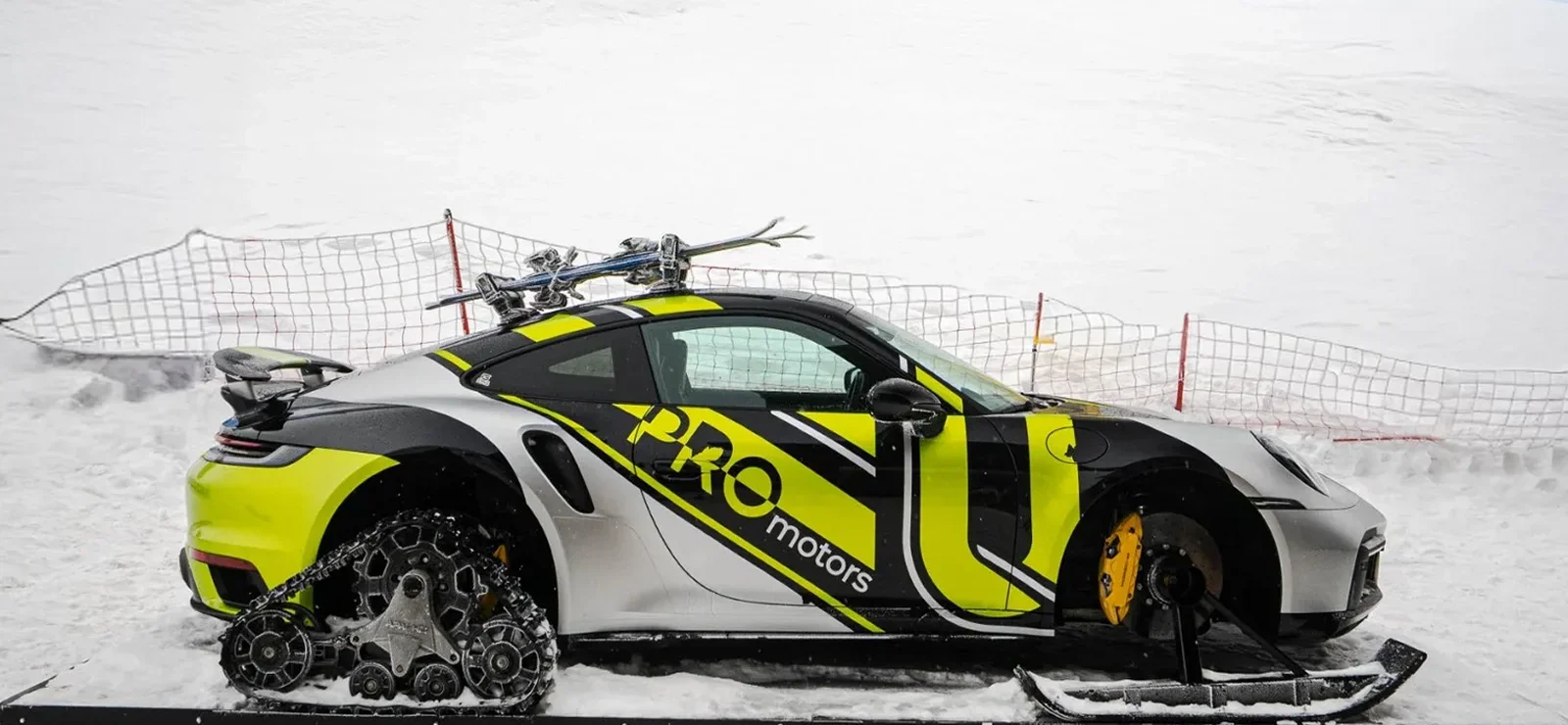 Realitate: Porsche 911 pe schiuri și șenile, pe pârtie